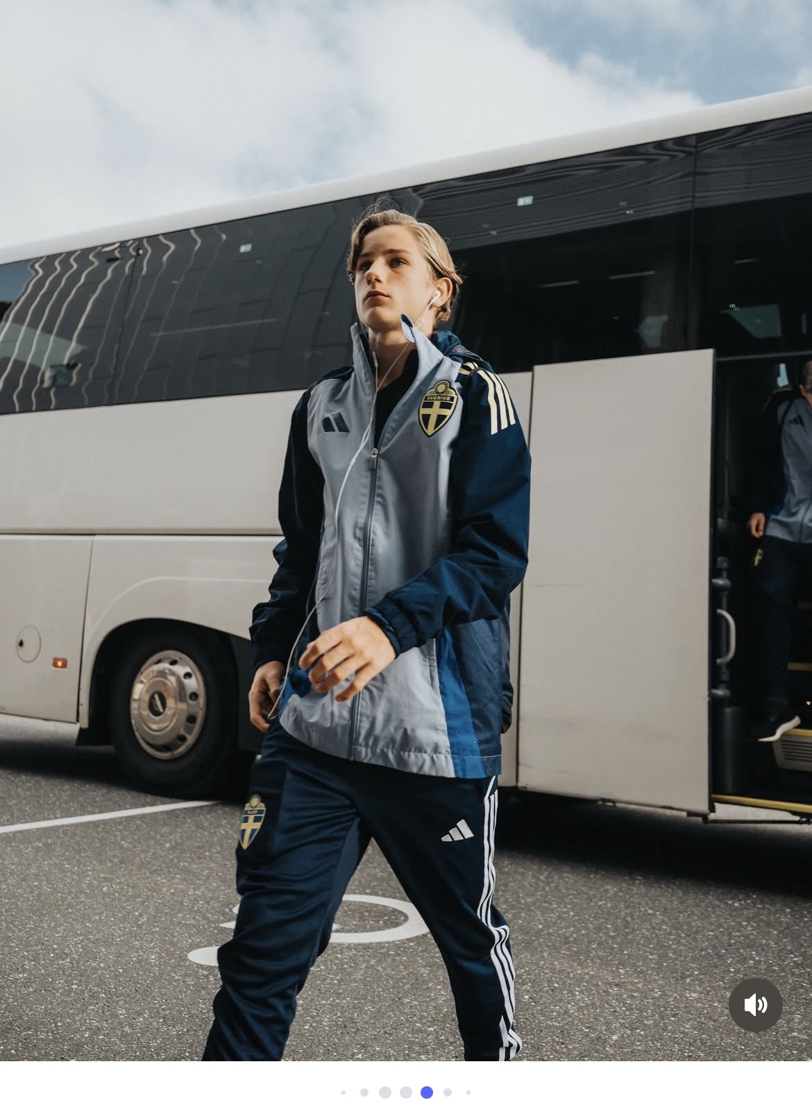 Charlie Åslander arriving with the Swedish national team
