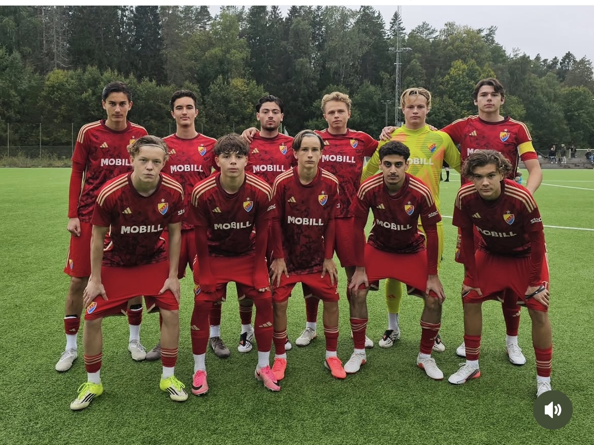 Djurgårdens IF PA17 starting eleven in home kit, Charlie Åslander in the front row